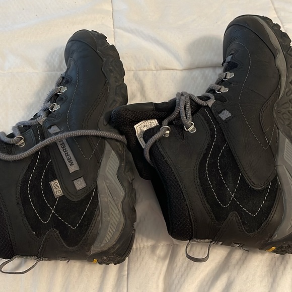 Merrell womens size 9 hiking shoe with dry technology - Picture 4 of 5